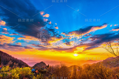 戏剧性的日落
