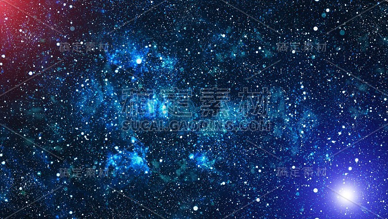 纵览深空全景。满是星星的黑暗夜空。外太空中的星云