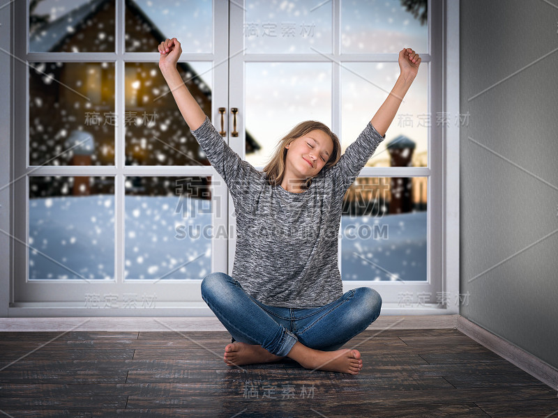 漂亮女孩笑了，坐在地板上拉起他的手。大窗口。村舍窗外的雪和雪堆