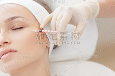 美容师正在做注射器美容注射。