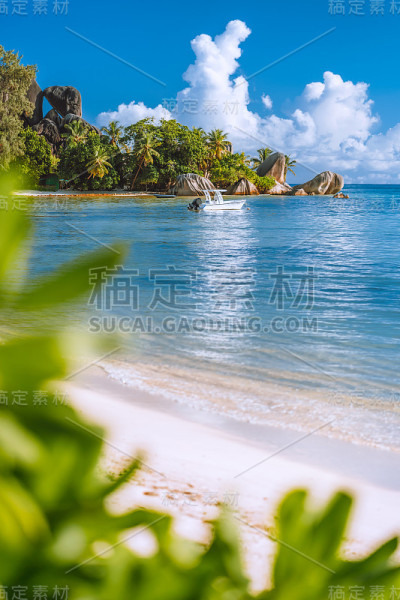 塞舌尔著名的Anse Source d’argent海滩上有著名的拉迪格岛花岗岩巨石