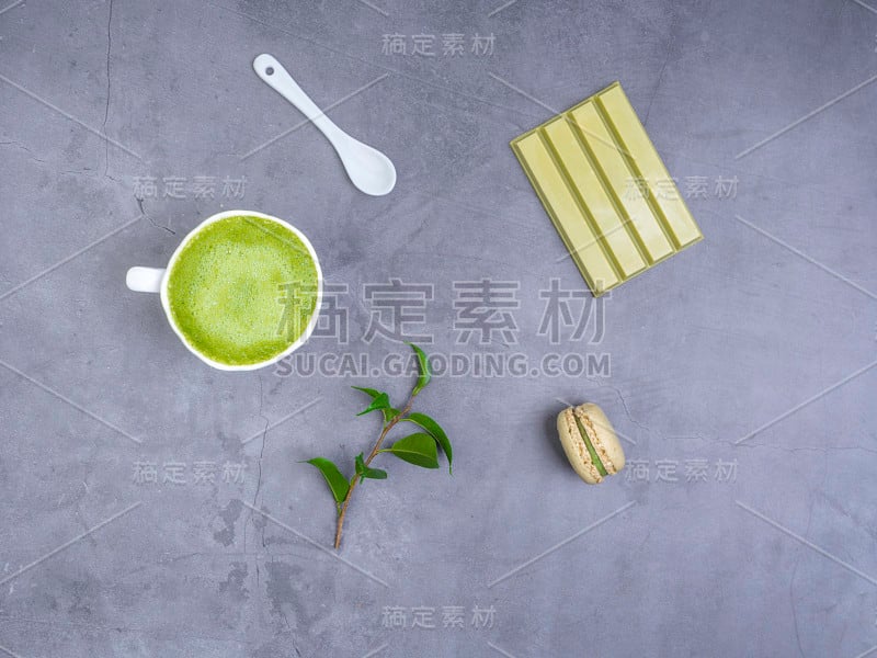 抹茶拿铁加叶子，绿巧克力，杏仁饼干