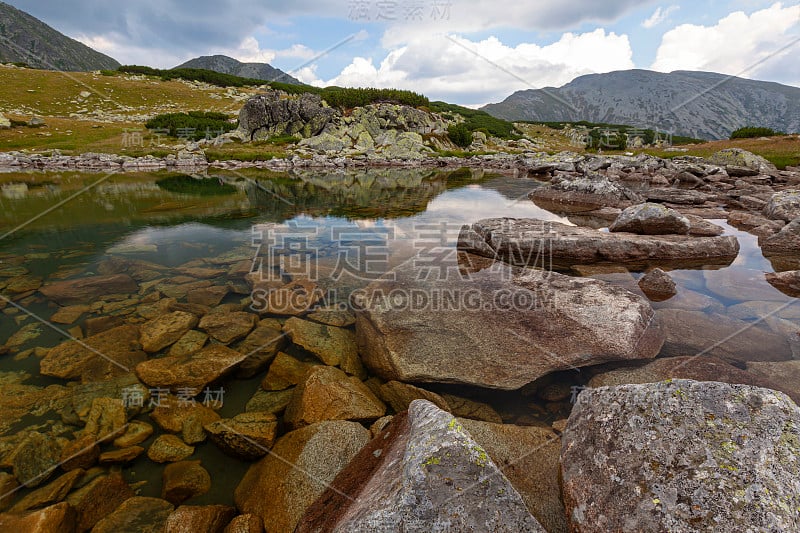 夏季山景秀丽，有冰川湖和雨云