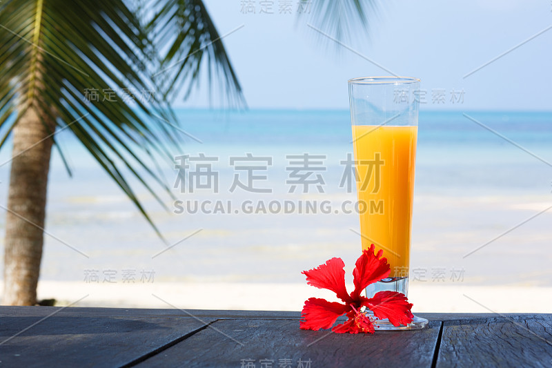 热带海滩上的鸡尾酒