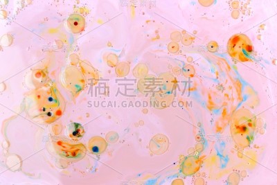 抽象的彩色背景上的液体用油，彩色的油滴在粉红色的背景上，宇宙全息图案，极简主义，波普艺术纹理为设计师