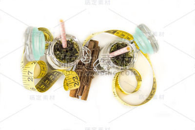 健康的绿色冰沙与稻草隔离在白色