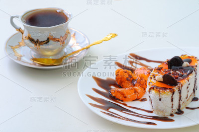 白色盘子上的水果蛋糕和巧克力