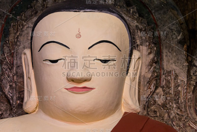 泰国寺庙里的彩色佛像