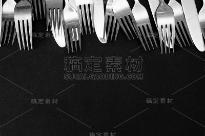 黑色背景上的钢叉