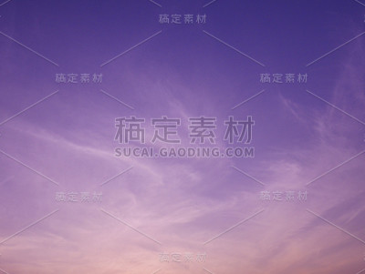 天空有戏剧性的多云日落和太阳