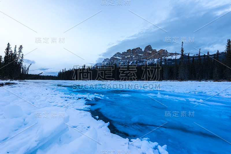 蓝蓝的冰川水在城堡山的弓河上流过冰