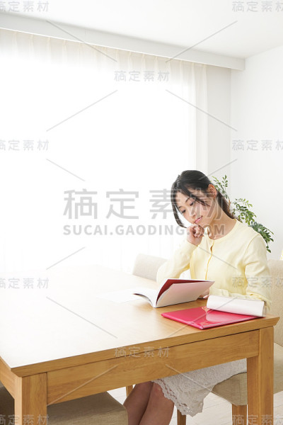 年轻女子在家学习