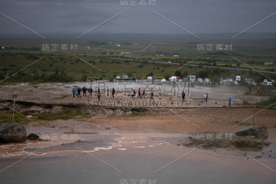 温泉区周围有许多游客，黄金圈路线。冰岛