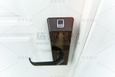 扫描指纹打开私人大楼的安全门