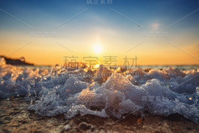 海浪特写，低角度观看
