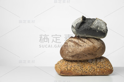 许多不同种类的面包