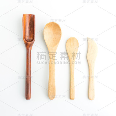 木质汤匙在白色的俯视图