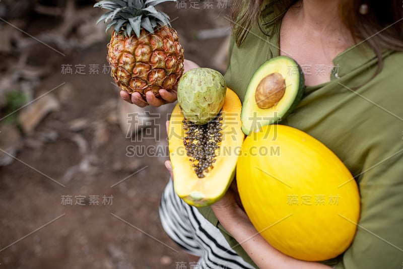 在户外吃异国食物的女人