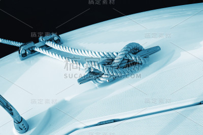 近景航海结绳系在船桩上或船上，船系泊绳。