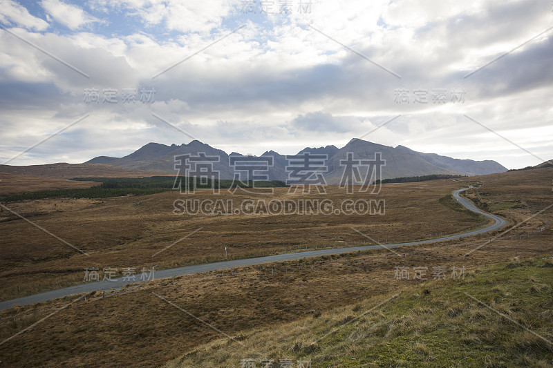 通往山区的乡村公路