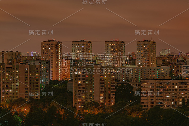 莫斯科的住宅公寓夜景