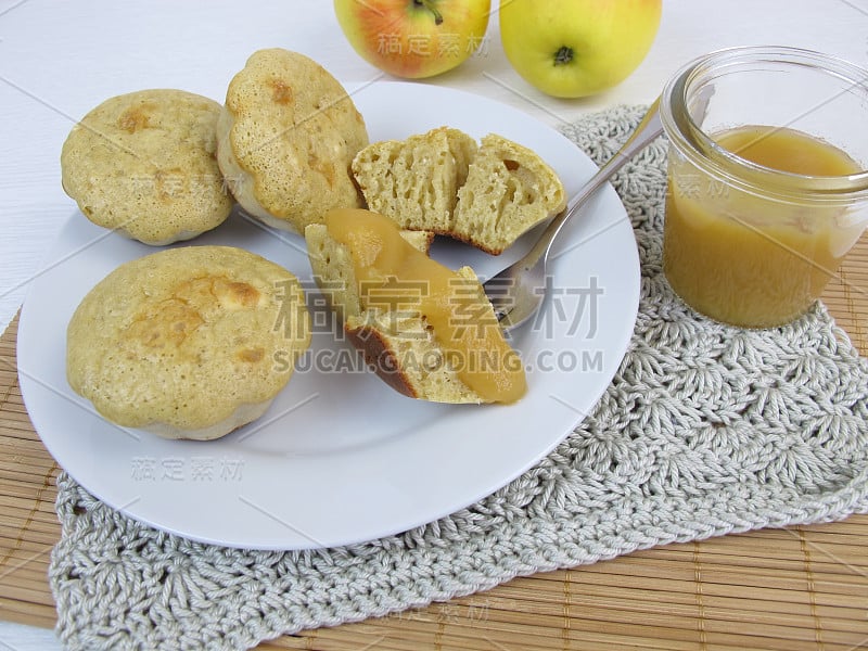 松饼锅里的松饼配苹果酱