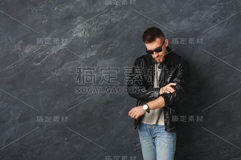 英俊微笑的男人在工作室摆姿势