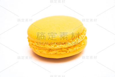 各种口味的粉彩马卡龙在白色的背景上相互孤立。