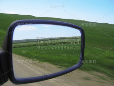汽车的镜子里的景色