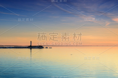 海上的灯塔，在缤纷的夕阳下