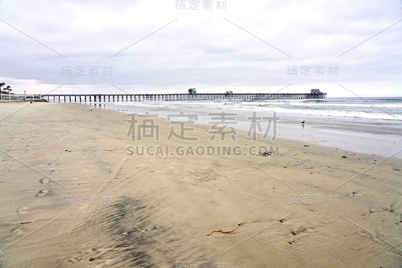 海滨海滩、桥墩游乐场和冲浪板