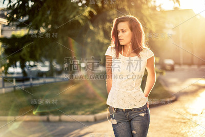 女孩享受阳光下的美好时光