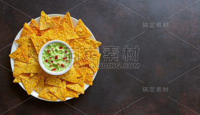 鳄梨色拉酱配玉米片玉米片。墨西哥食物。素食。