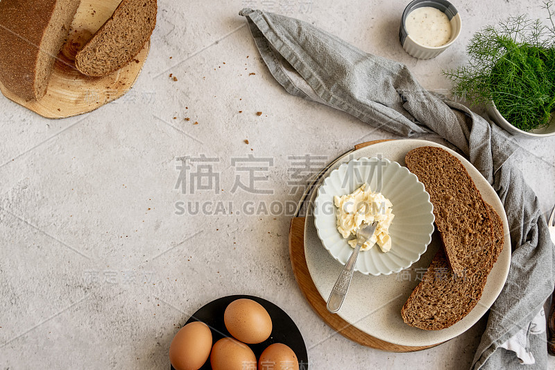 健康农场烹饪的配料-鸡蛋，全麦黑面包，山羊奶油奶酪和新鲜生茴香