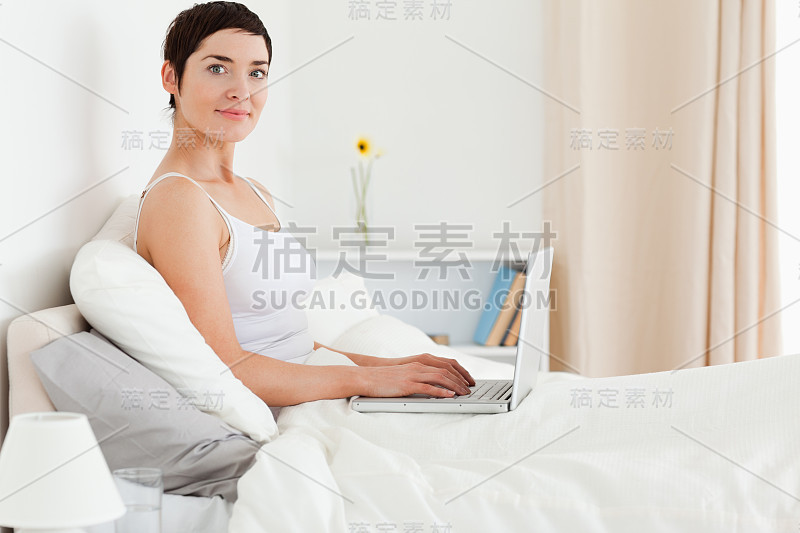 用笔记本电脑的可爱女人