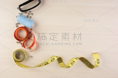 把缝纫用品架在桌子上