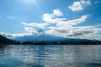 日本——从川口湖眺望富士山的田园诗般的景色