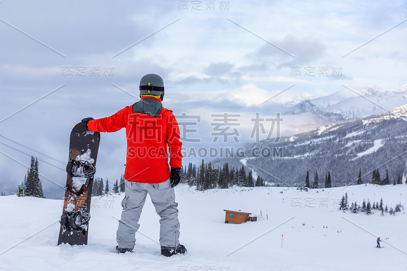 在惠斯勒山滑雪的男子