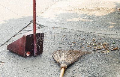 清洁道路用的竹扫帚和簸箕
