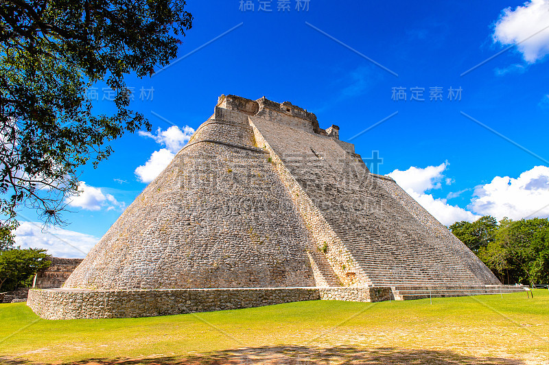 魔术师金字塔，中美洲阶梯金字塔，Uxmal，一个古典时期的古玛雅城市。联合国教科文组织世界遗产