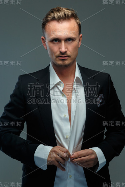 穿着西装的英俊商人。