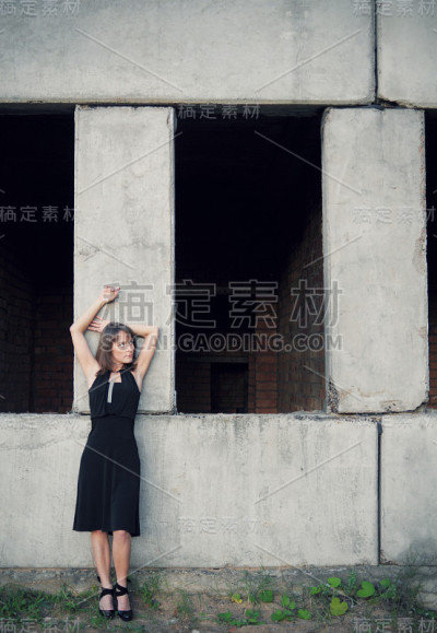 女孩和建筑