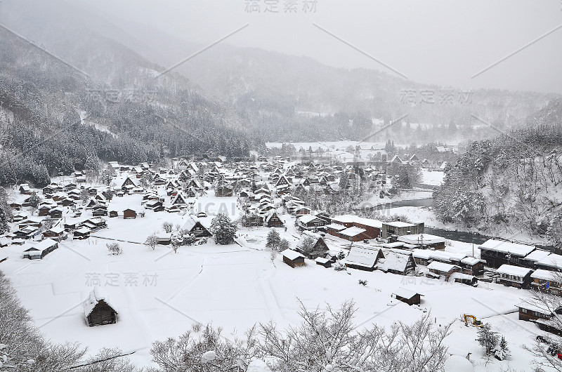 白川与雪花飘落