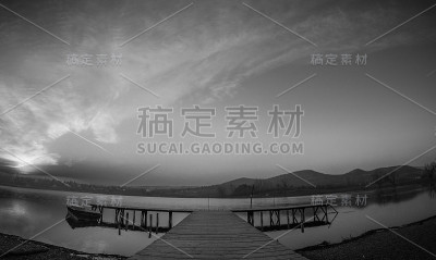 湖日落