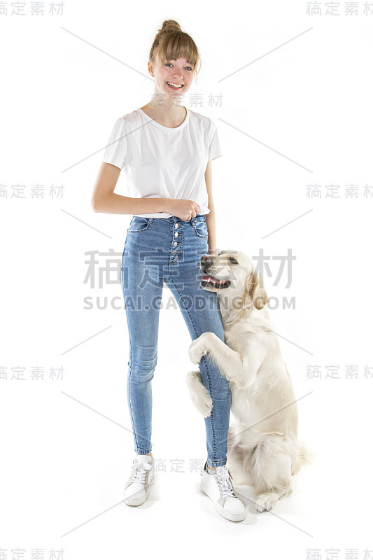 漂亮的少女和她美丽的金毛猎犬在白色的背景