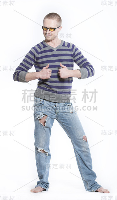 穿着旧牛仔裤的快乐男人