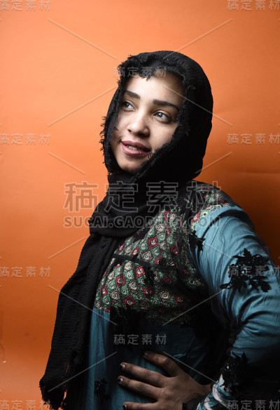 阿拉伯妇女的肖像与传统阿拉伯长袍在一个工作室