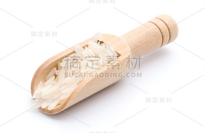 木勺与大米孤立在白色的背景