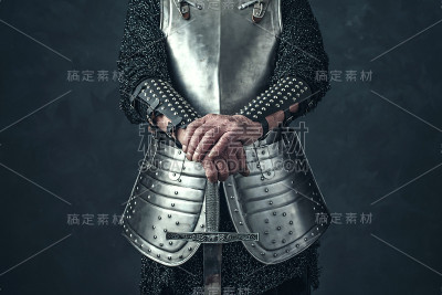 手握长剑的骑士久经风霜的双手。