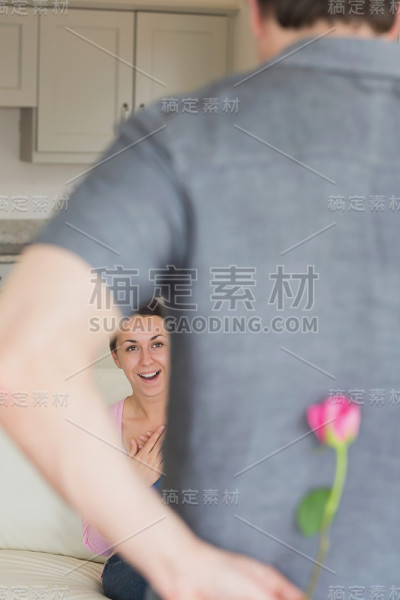 男人背着花找老婆